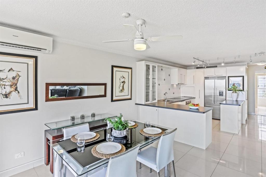 One The Esplanade Apartments On Surfers Paradise Гоулд Коуст Екстериор снимка