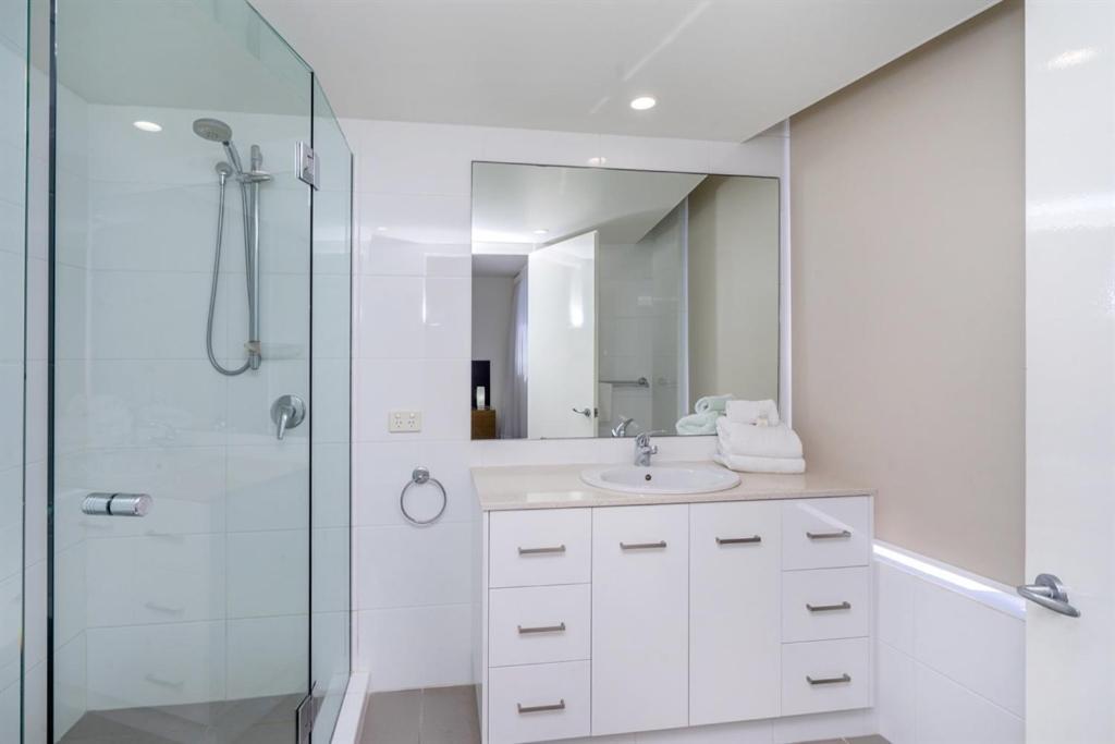 One The Esplanade Apartments On Surfers Paradise Гоулд Коуст Екстериор снимка