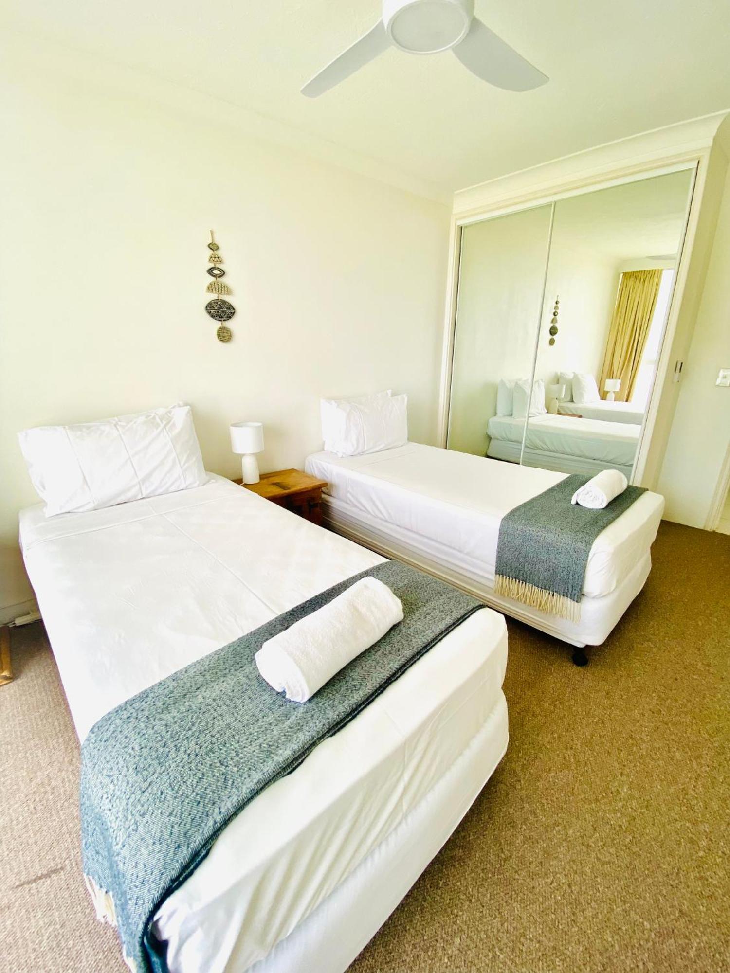 One The Esplanade Apartments On Surfers Paradise Гоулд Коуст Екстериор снимка