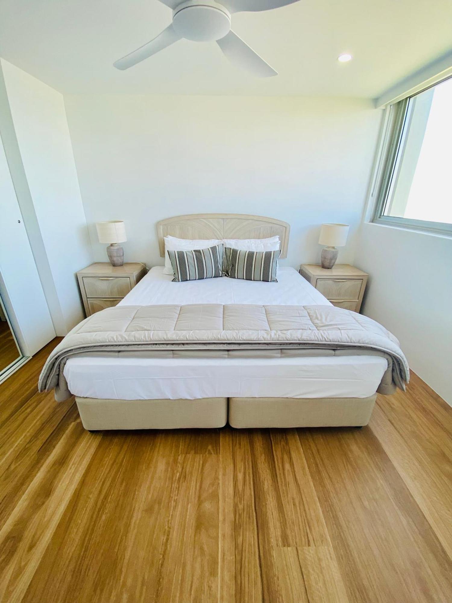 One The Esplanade Apartments On Surfers Paradise Гоулд Коуст Екстериор снимка